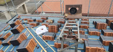 瓦を並べながら進める屋根の工事
