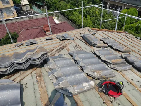 古い瓦を取り外す途中の屋根