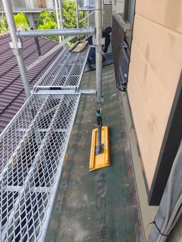 建物の外側に設置された工事用足場