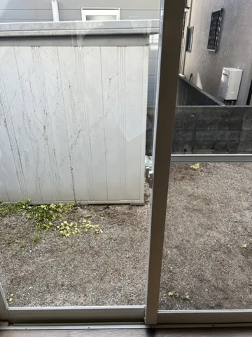建物の外壁と地面付近の様子