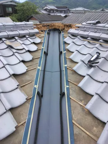 瓦屋根の谷の部分