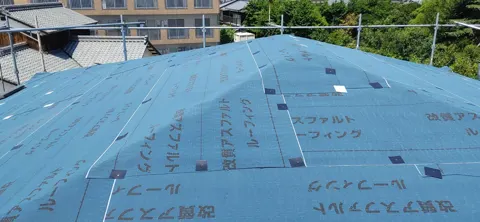屋根の下葺き施工中の様子