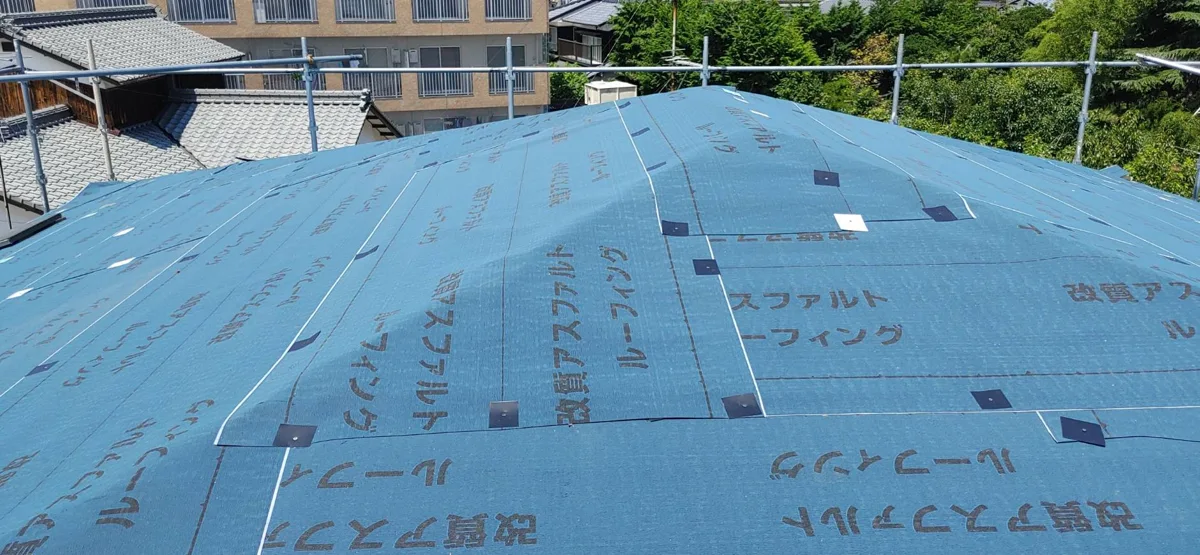 屋根の下葺き施工中の様子