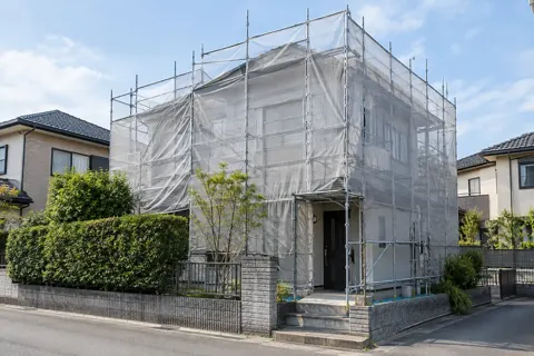 住宅の外側に足場を設けた工事イメージ